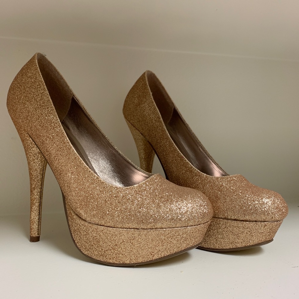 Gold pumps size 7